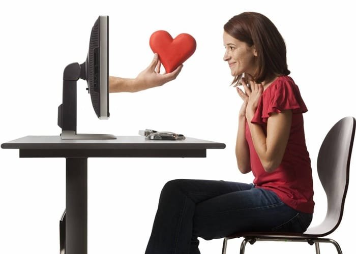 الحب عبر الإنترنت: كيف تزدهر العلاقات في عصر التواصل الرقمي